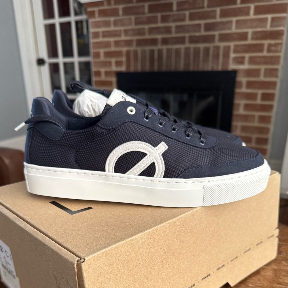 Loci Unisex Eight Lace Up Vegan Leather Low Top Sneakers 39/8 NIB